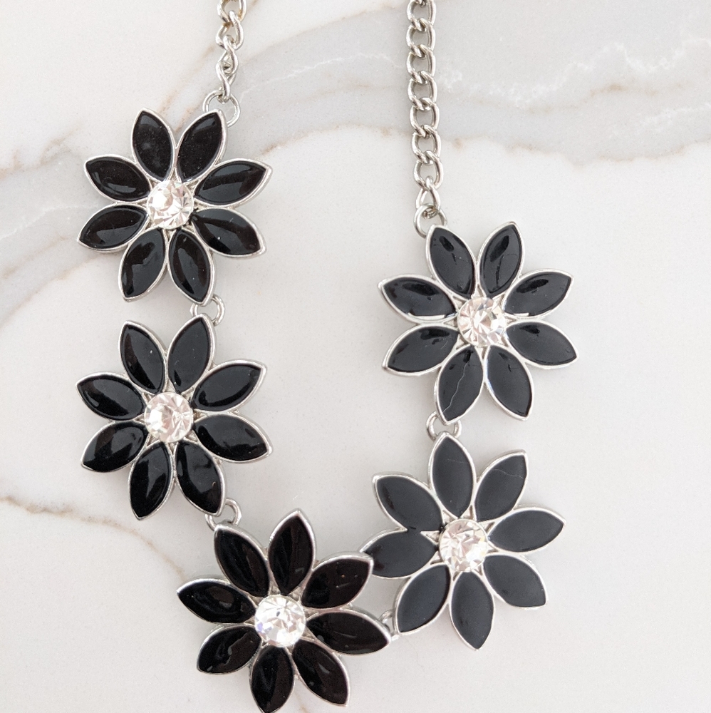 🌞🌞🌞🌞🌞16" Black and silver flower necklace with rhinestones